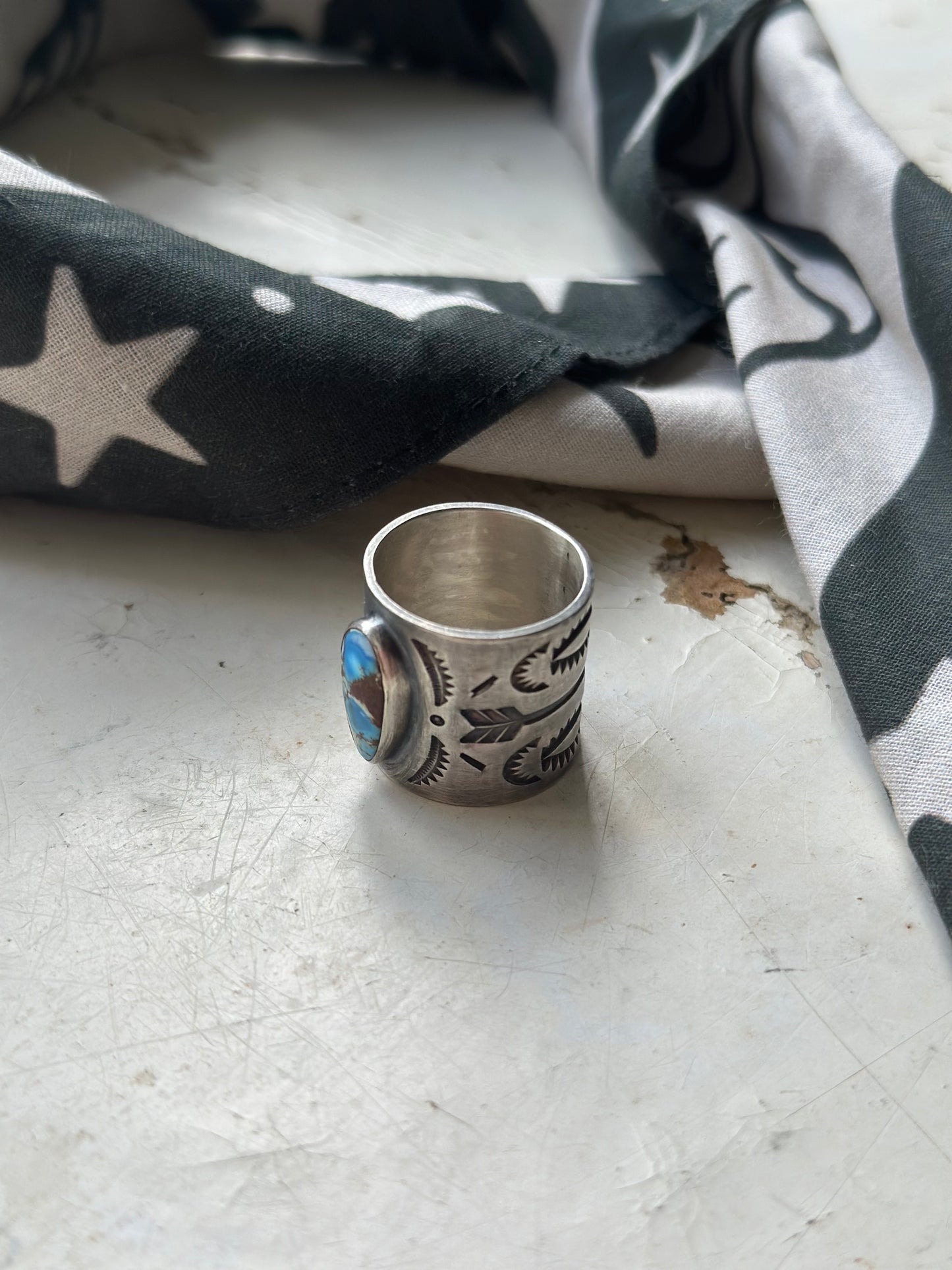 Porte foulard “golden hill”