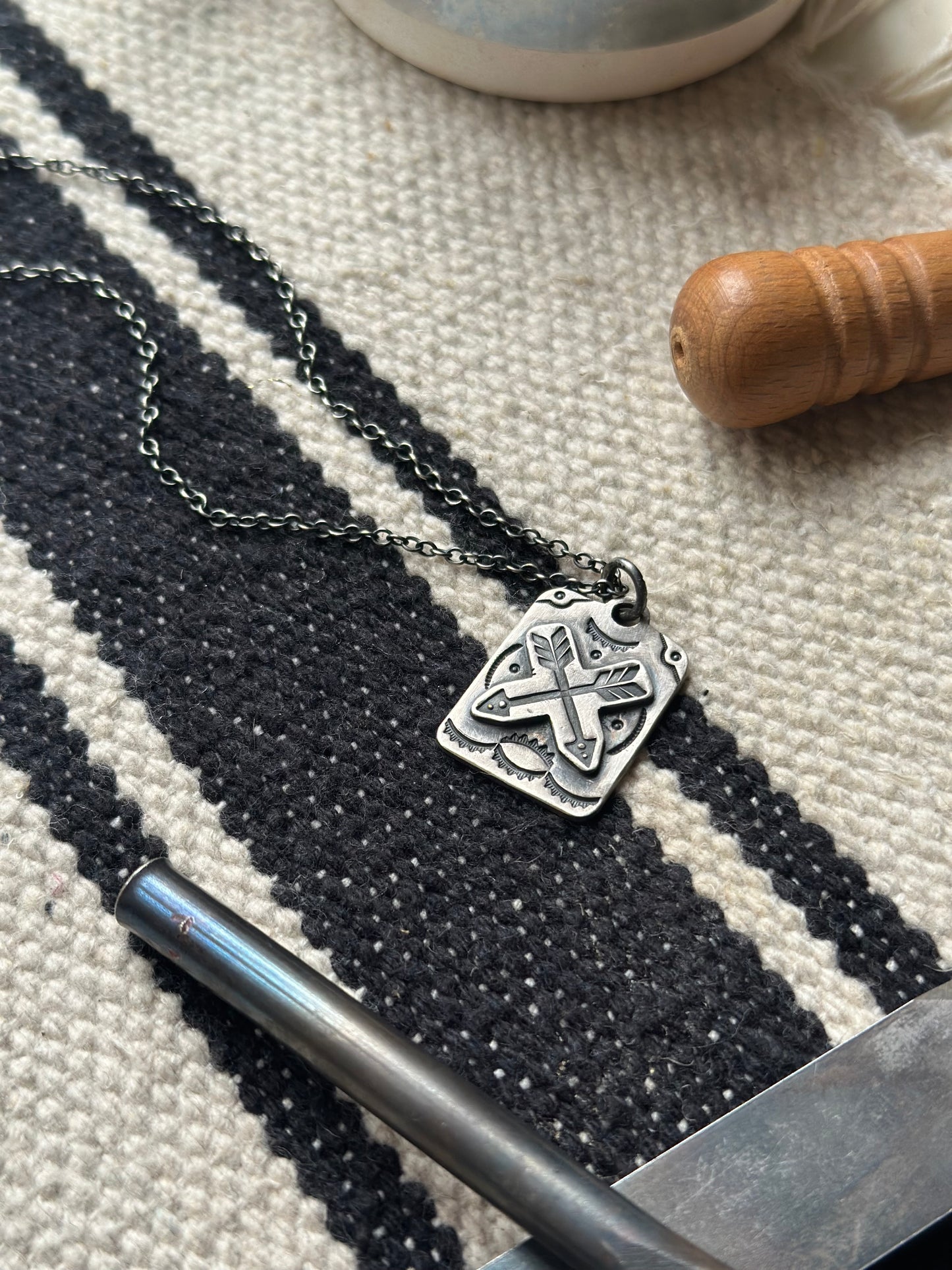 Collier “crossed arrow”