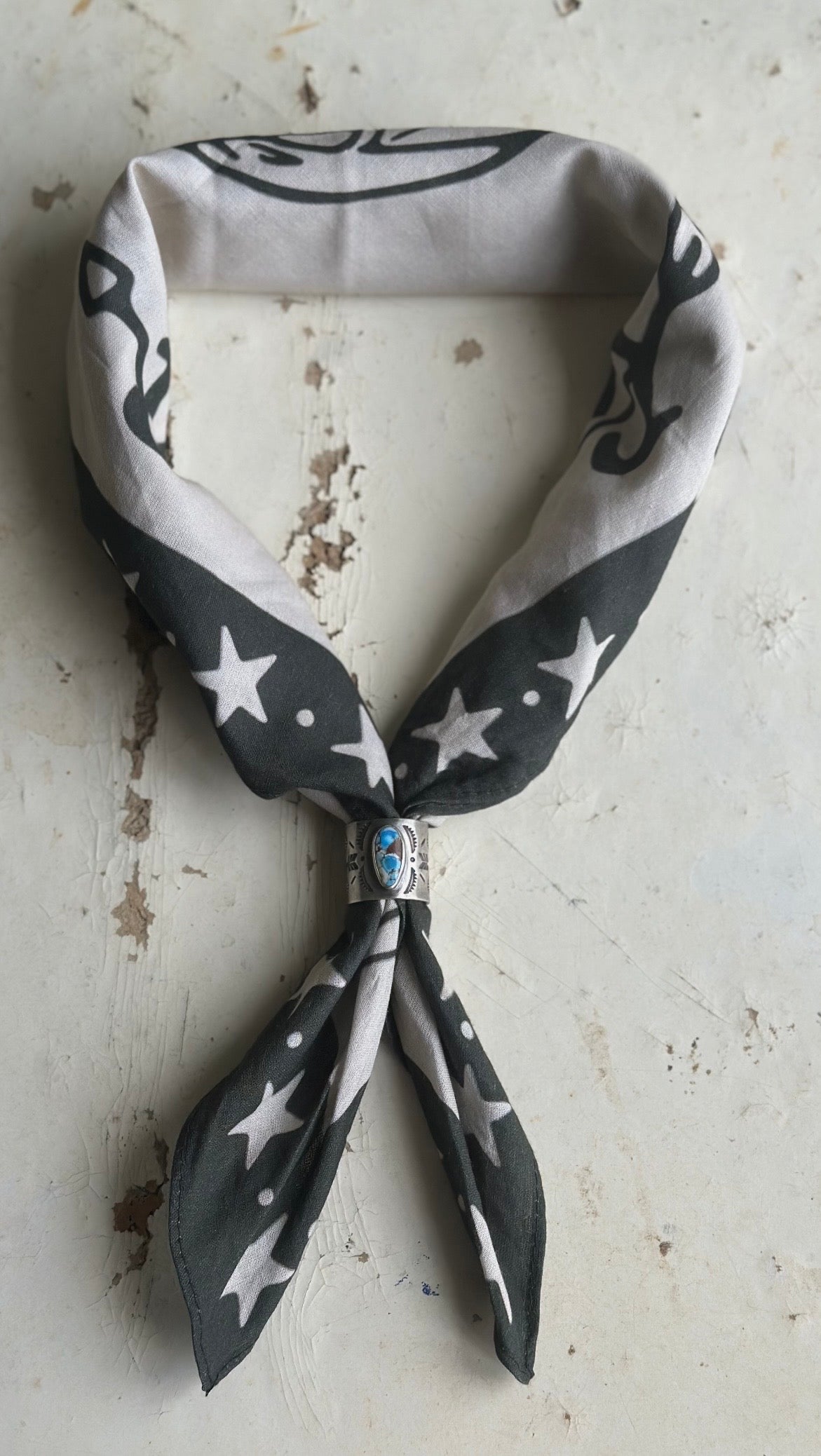 Porte foulard “golden hill”