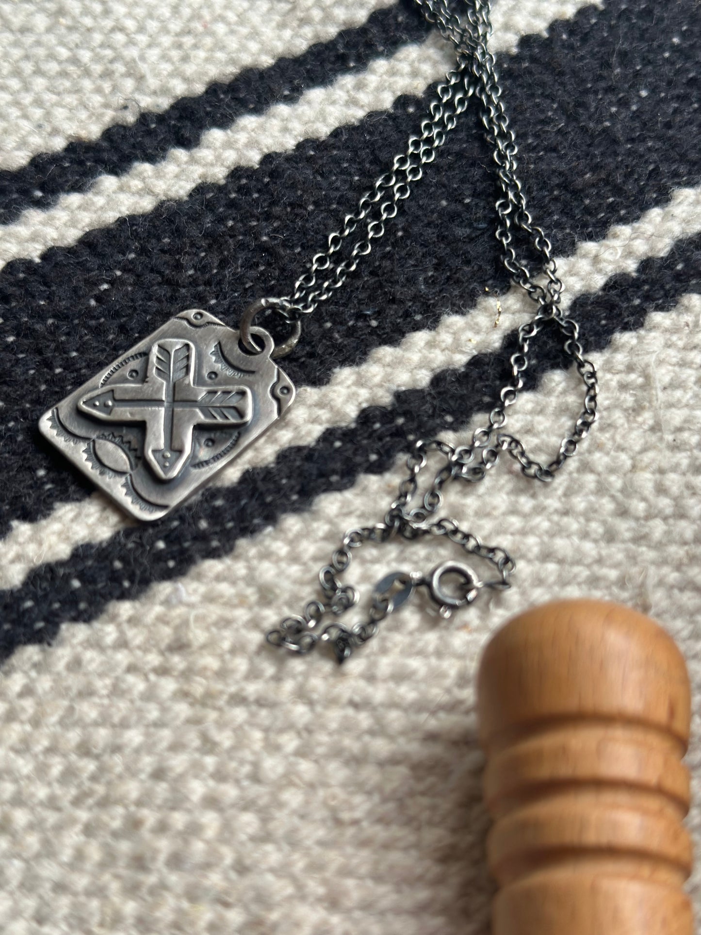 Collier “crossed arrow”