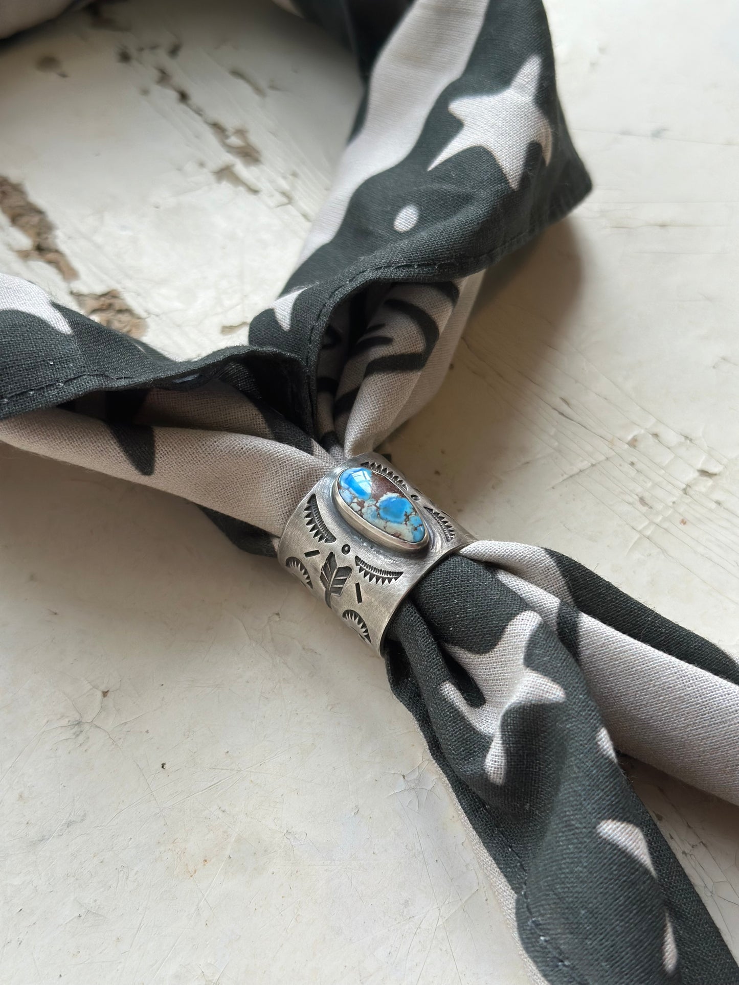 Porte foulard “golden hill”