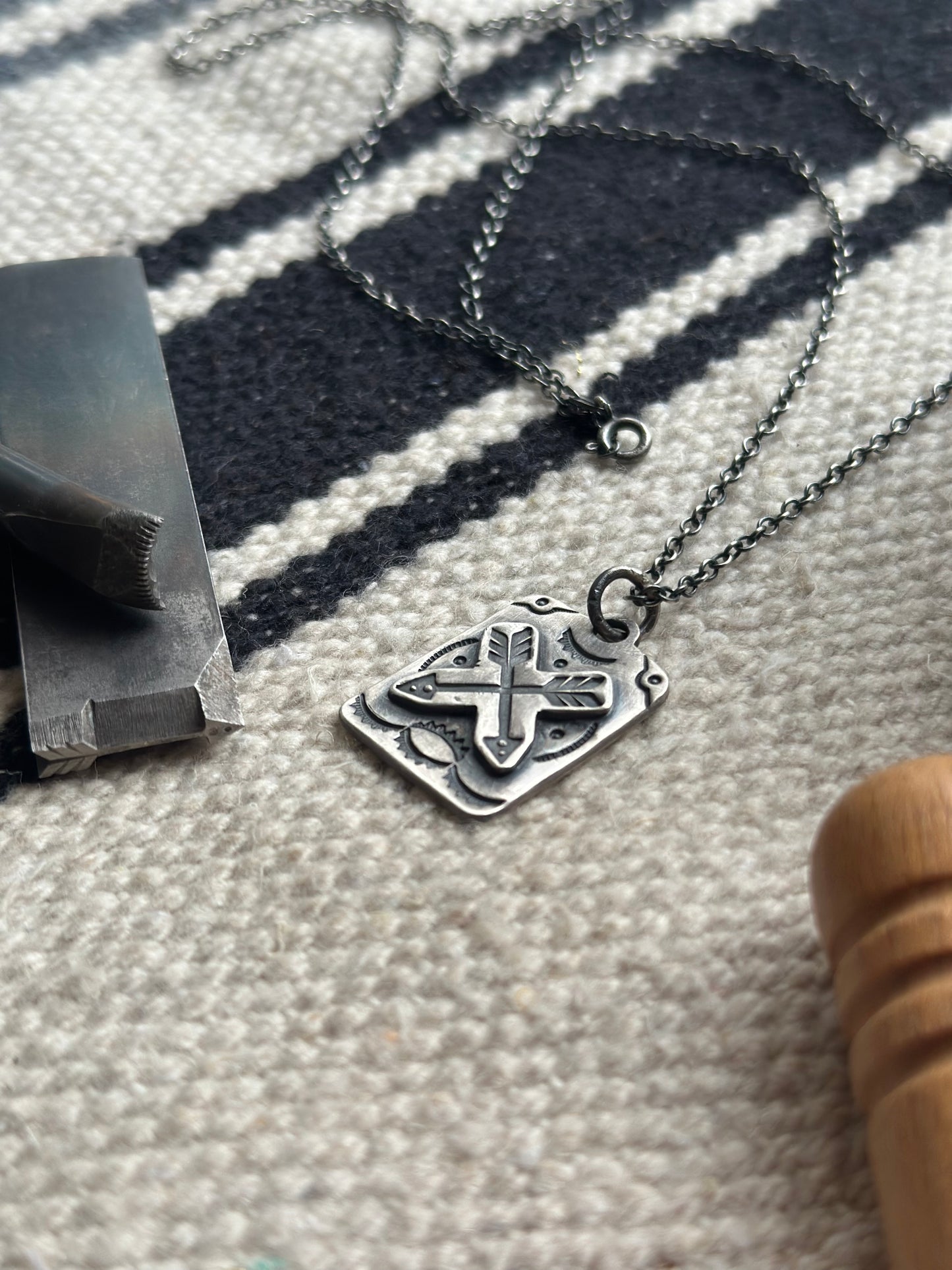 Collier “crossed arrow”