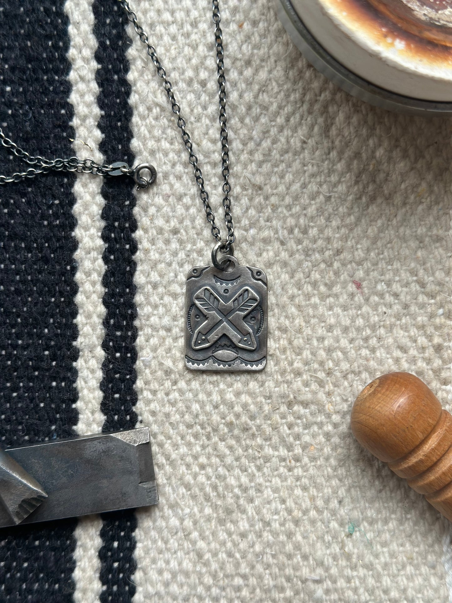 Collier “crossed arrow”
